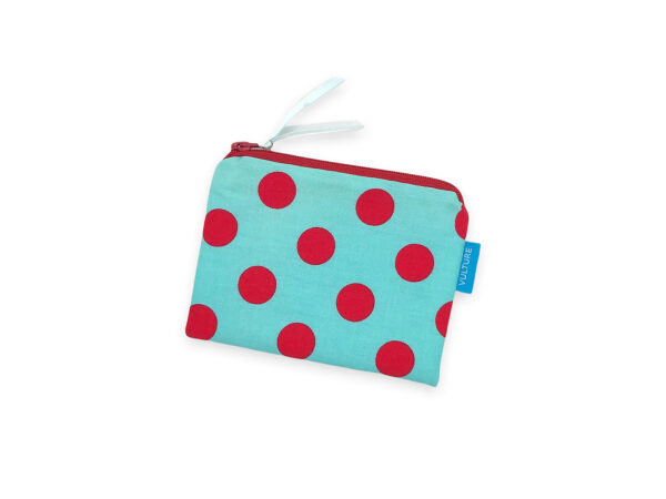 kleine blaue Reißverschlusstasche mit großen roten Punkten