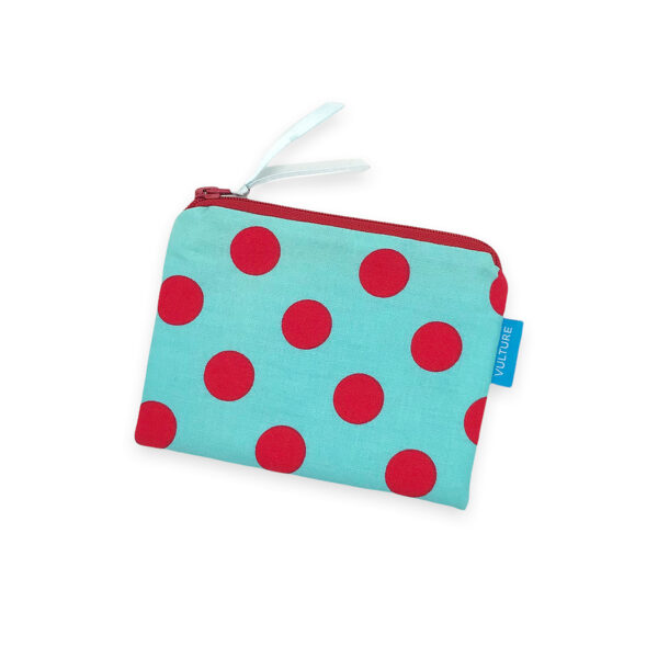 kleine blaue Reißverschlusstasche mit großen roten Punkten