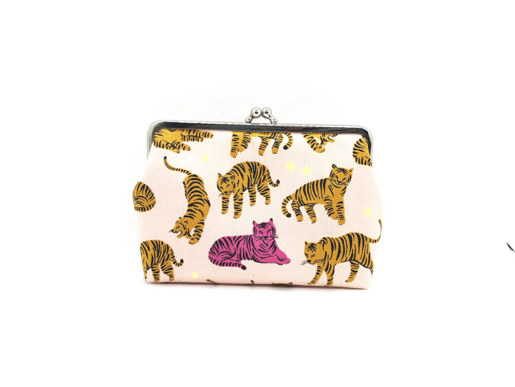 Clipbörse mit rosa und gelben Tigern