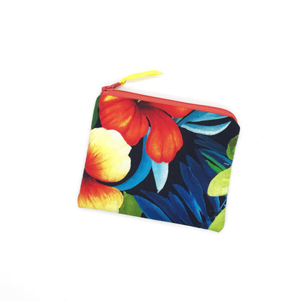 kleine Reißverschlusstasche mit tropischen Blumen