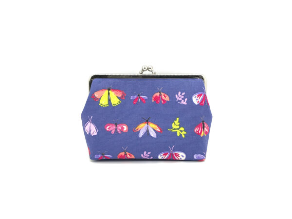 lila Clipbörse mit bunten Schmetterlingen